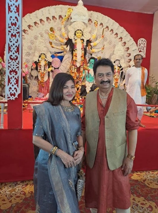 Melody King & Queen spotted together yet again, seeking Durga Maa's blessings this time. ❤❤🤌🏻🤌🏻

#KumarSanu #AlkaYagnik #90smusic #90slegends