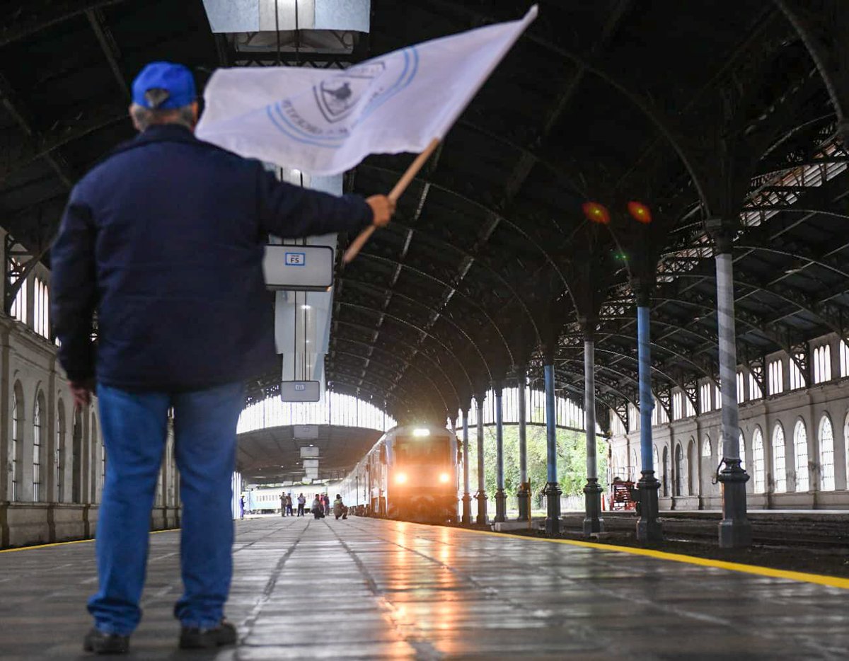 👷‍♂️La puesta en valor del puente para trenes de carga y pasajeros realizada por <a href="/trenesarginf/">Trenes Argentinos Infraestructura</a> incluyó la rehabilitación de la infraestructura y la renovación de las vías, incluidos 28 tramos, además de refuerzos en estructura metálica y protecciones hidráulicas. #ElTrenNosUne