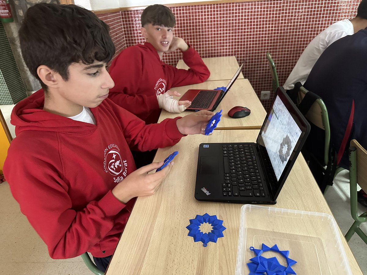 SagradoPlaceres's tweet image. Comenzando a salir las creaciones diseñadas con @BlocksCAD por alumnos de ESO  dentro de actividad de la Semana Europea de la Programación #EUcode