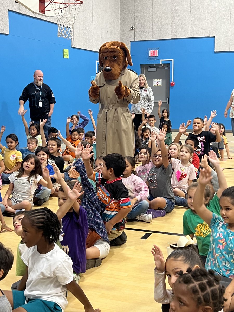 Lisa_A_Hopkins's tweet photo. McGruff was giving Harmony 2 thumbs up. We enjoyed having him ⁦@harmonyecisd⁩ #ecproud# https://t.co/2ksdzGP7NK
