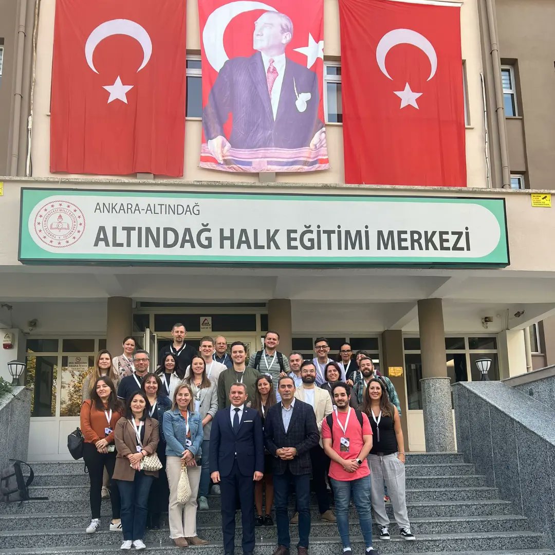 altindaghem06's tweet photo. AB kapsamında Almanya ve İspanya'dan gelen misafirlerimizi kurumumuzda ağırladık.
Kurumumuzu gezip kurslarımızı yakından inceleyen konuklarımız Gümüş Atölyesi, Resim, Dekoratif Sepet Örücülüğü ve Cam Mozaik kurslarımızda workshop yaparak keyifli vakit geçirdiler. https://t.co/bxEQb2cG6Q
