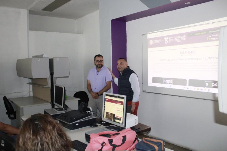 COPEVAL_GobOax's tweet photo. El día de hoy a través de la Dirección de Informática y Geoestadística de la #COPEVAL se capacitó a colaboradores de @CaSanagustin, @Fidelo_Oax, @SEMOVI_GobOax , @ViBien_GobOax y @IOCIED_GobOax sobre el Sistema de Georreferenciación de la Política Social y el PUB. https://t.co/IKvMy8PqPt