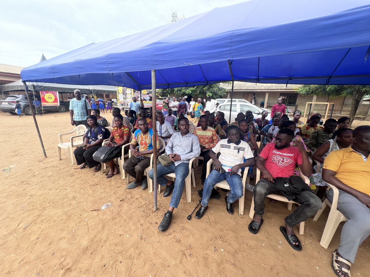 GNAT_Official's tweet photo. The @GNAT_Official donated GHC100,000 to members affected by water spillage from Akosombo Dam.@TeachersFund also donated GHC50,000 to the victims.@Serwaa_Amihere @UnescoGhana @EduintAfrica @Citi973 @rowalkerghana https://t.co/KFjlxLESX2