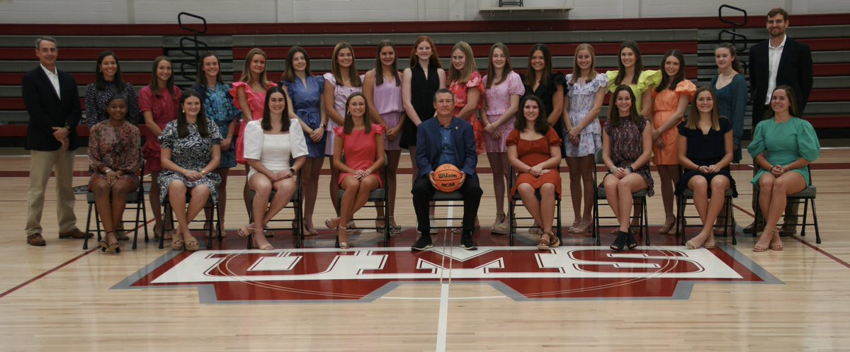 Coach_canova's tweet photo. UMS-Wright Lady Bulldogs Hoops
Year #18 / Coming off 30-6 season

Over the past 13 seasons….
11 Sweet Sixteens
9 Elite Eights
3 Final Fours 

The Best is yet to come 🤟🏼🐾🏀
@UMSWright @UMS_W_Athletics @AHSAA_hoops @ahsaaradio @AHSAAUpdates @ABCA1945 @BenThomasPreps @DennisVictory @TheTommyHicks
