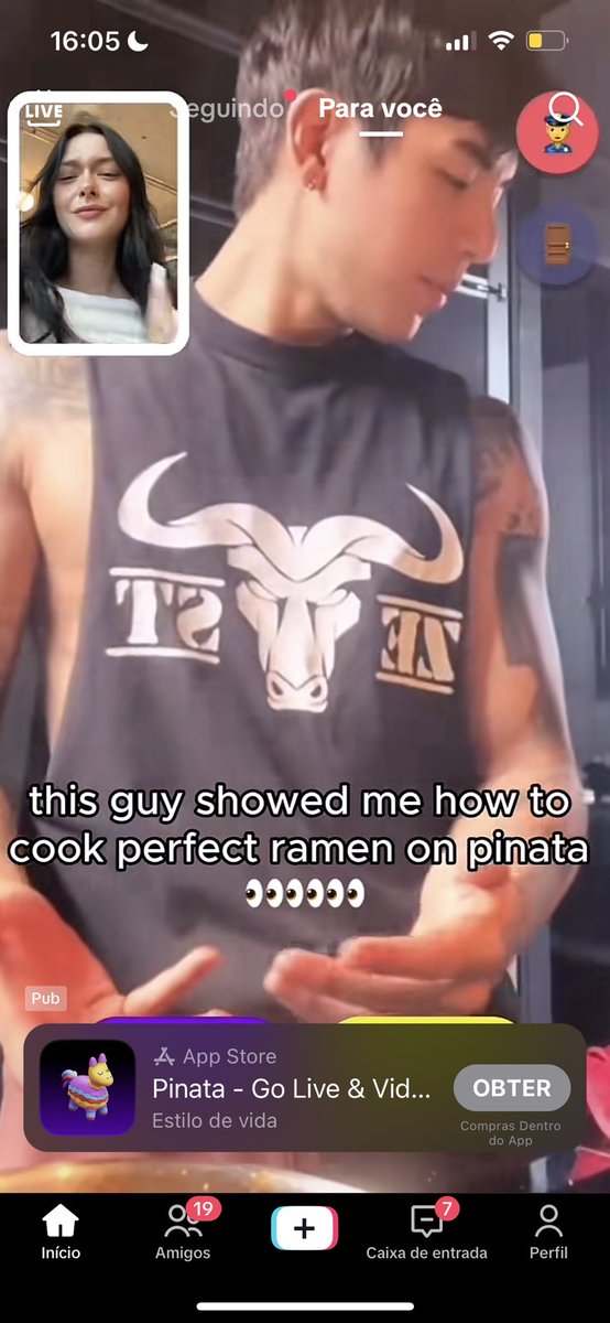 do nada o ian em um anúncio ensinando a fazr ramen