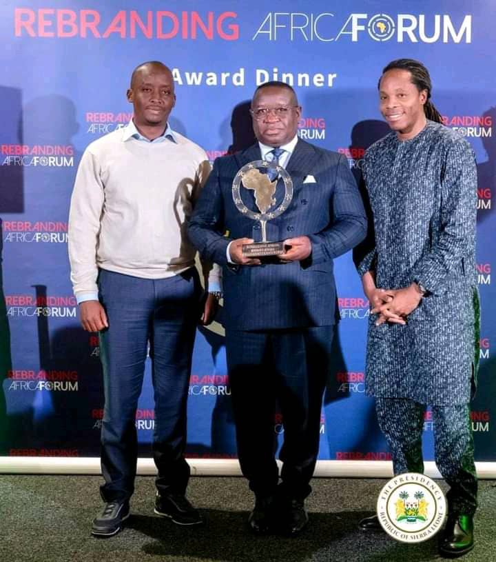 Stevebere01's tweet photo. PRESIDENT OF SIERRA LEONE 🇸🇱
 DR. JULIUS MAADA BIO. 
WON GOVERNACE LEADERSHIP AWARD AT THE REBRANDING AFRICA  FORUM 2023 IN BRUSSELS*‼️

Congratulations to my mentor and leader.
Dr. Rtd Bregadier President Julius Maada Bio https://t.co/jOyJsOOPMd