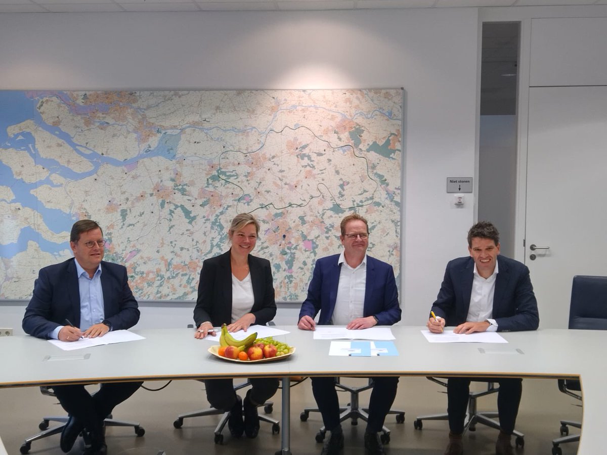 Door <a href="/ggdhvb/">GGD HartvoorBrabant</a> , <a href="/GGDWestBrabant/">GGD West-Brabant</a>  en <a href="/RAVBrabantMWN/">RAV Brabant MWN</a>  convenant horizontaal toezicht afgesloten met <a href="/BDzakelijk/">Belastingdienst</a> . Vanmorgen gezamenlijke ondertekening in Den Bosch. Dank aan medewerkers HSC om dit te organiseren.