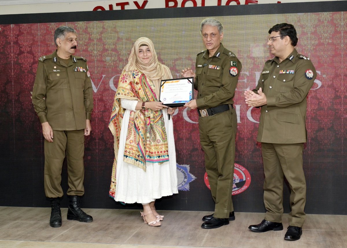 shahzadasultanp's tweet photo. Youth are the greatest asset of a nation. Their participation in social change is essential. Through Volunteers in Police (VIPs) Internship Programme, Punjab Police has provided a 2-week internship opportunity to more than 1300 in Oct. Passing out of 165 interns in Lahore. https://t.co/EU6qfUrtj3