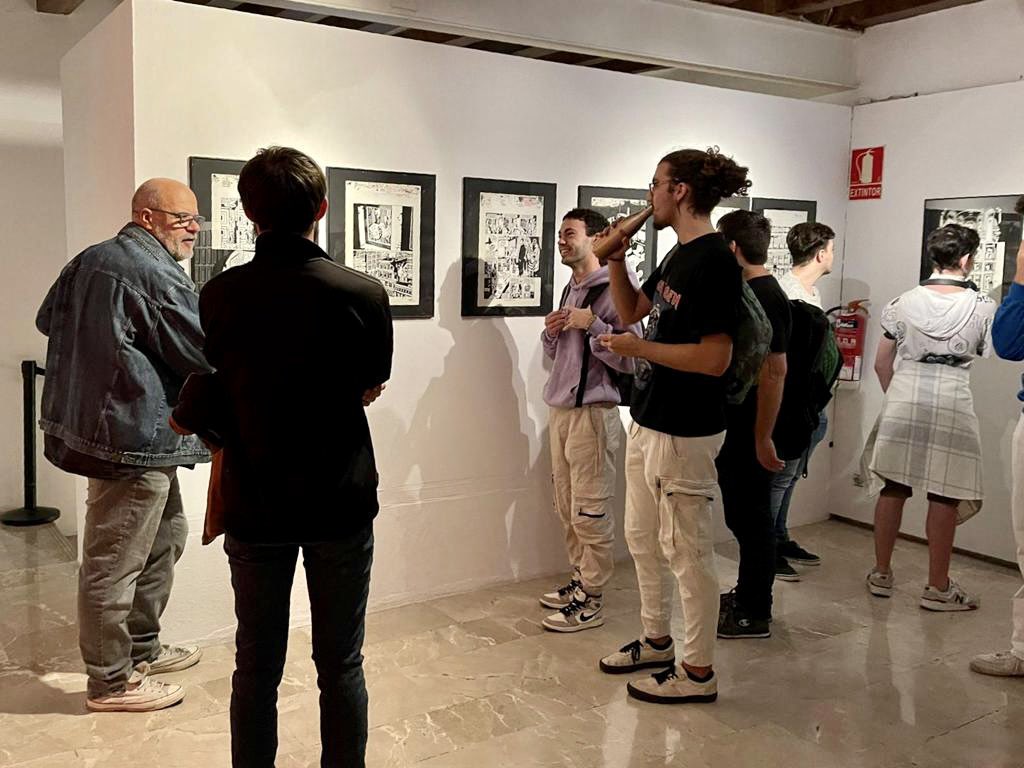 csolleric's tweet photo. @RafaVaquer, President del Clúster de Còmic i Nous Mèdia de #Mallorca, de visita per les exposicions del @comicnostrum 2023 al #CasalSolleric amb els alumnes de @LadatStudios @LADATUIB 

🗓️ Podràs visitar les exposicions fins el 7 de gener! https://t.co/t2HX4oeBJy