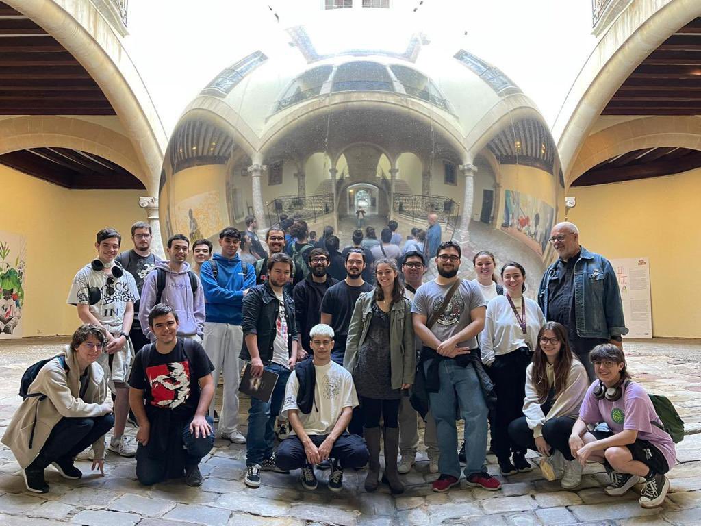 csolleric's tweet photo. @RafaVaquer, President del Clúster de Còmic i Nous Mèdia de #Mallorca, de visita per les exposicions del @comicnostrum 2023 al #CasalSolleric amb els alumnes de @LadatStudios @LADATUIB 

🗓️ Podràs visitar les exposicions fins el 7 de gener! https://t.co/t2HX4oeBJy