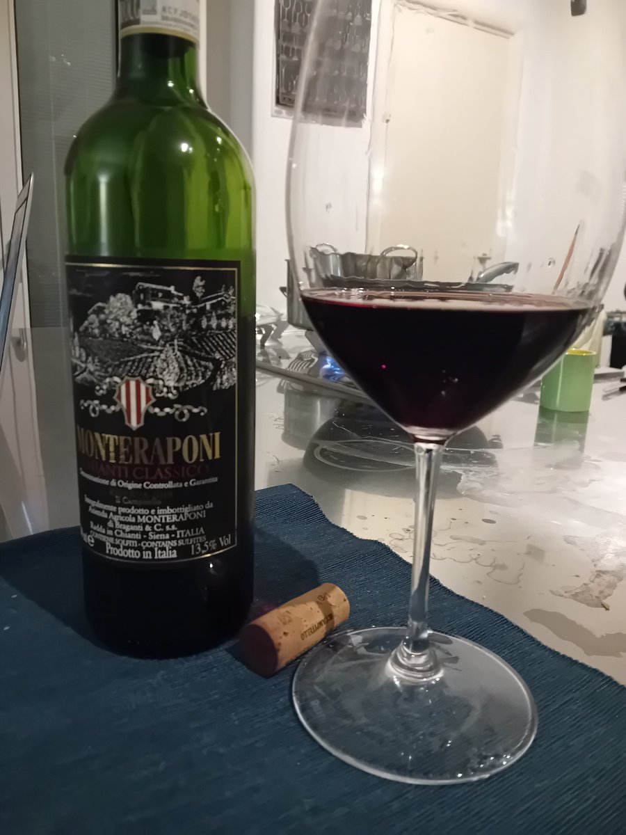 Mi piace un sacco lo stile senza fronzoli dei vini di #monteraponi: senza controllo di temperatura e senza lieviti aggiunti. Il chianti base è una certezza ma questa riserva #ilcampitello2019 è così croccante e deliziosa che finirò la bottiglia da solo...