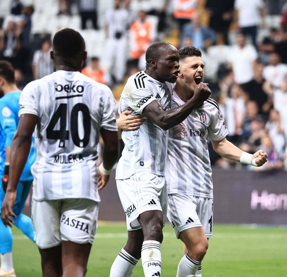 __elifertpcu's tweet photo. Gsliler: Bir Türk takımının Bayern Münih'e yenilmesinden dolayı mutlu musunuz

Bir Beşiktaşlı olarak ben 😁🤭

#GSvFCB https://t.co/IagYkx3hGa