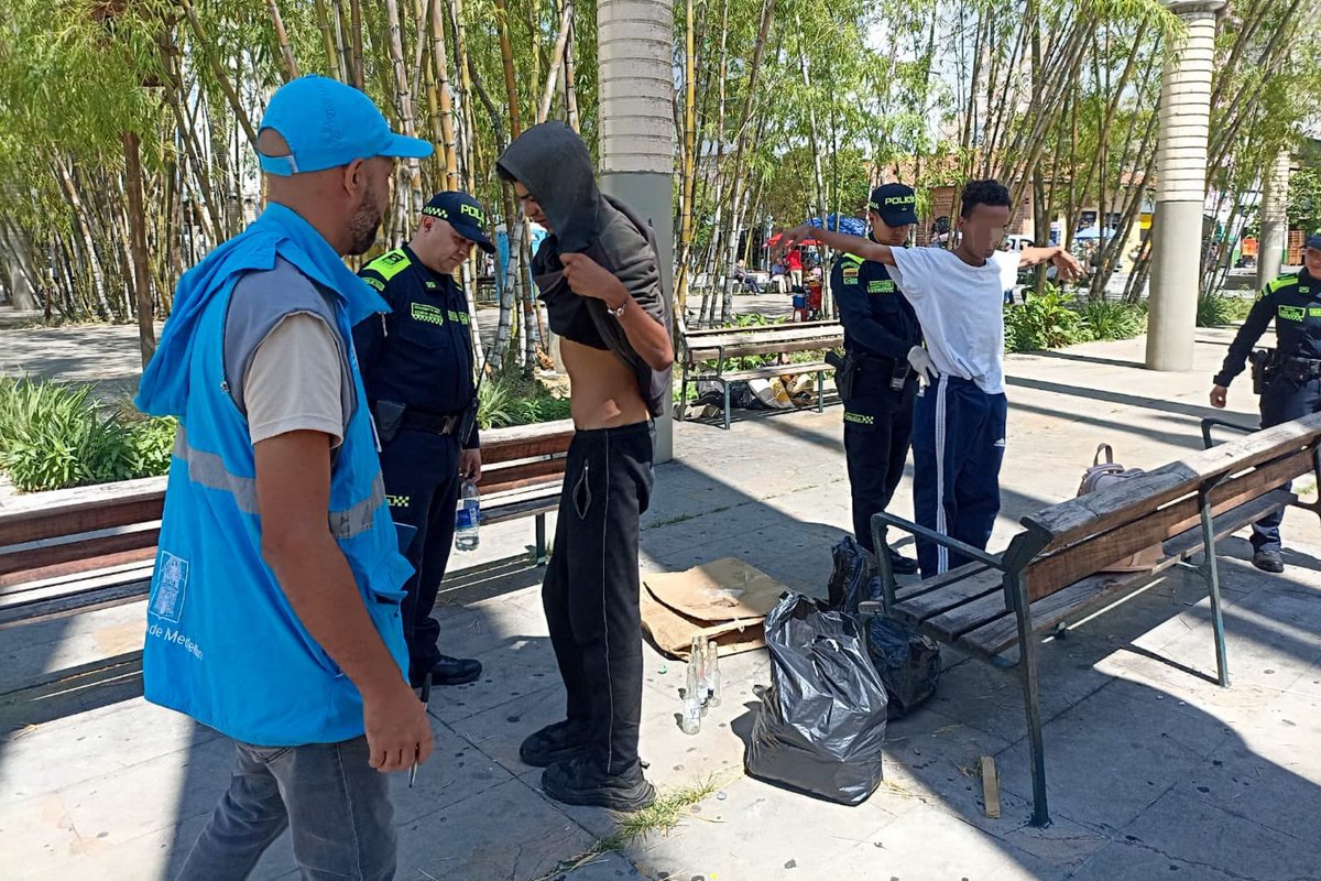 seguridadmed's tweet photo. ⚠️ Seguimos trabajando por la seguridad y tranquilidad de todos los ciudadanos. Llevamos a cabo intervención #PlanParques en la comuna10, atendiendo las diferentes problemáticas de movilidad y seguridad y convivencia en el sector… https://t.co/Rnr7v48Fc9
