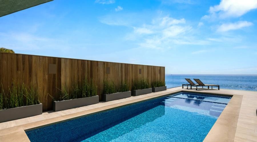uniquehomeslux's tweet image. #Custombuilt, Contemporary #oceanfrontestate ideally located on famed #MalibuRoadbeach. Set on approximately 100 feet of pristine sandy #beachfrontage with private gated beach access.

-#Malibu #CA
-4 Beds
-5,085 Sqft

Jade Mills | (310) 285-7508 | bit.ly/3Sbt2yp