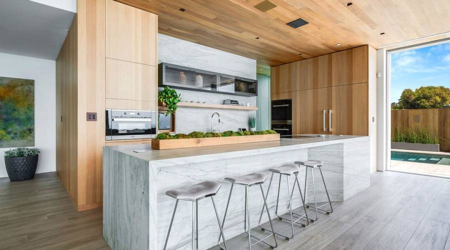 uniquehomeslux's tweet image. #Custombuilt, Contemporary #oceanfrontestate ideally located on famed #MalibuRoadbeach. Set on approximately 100 feet of pristine sandy #beachfrontage with private gated beach access.

-#Malibu #CA
-4 Beds
-5,085 Sqft

Jade Mills | (310) 285-7508 | bit.ly/3Sbt2yp