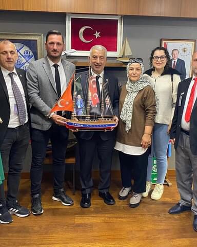Metin09672895's tweet photo. 📍Ankara T.B.M.M

Ak Parti Trabzon Mv. Sn Vehbi Koç Vekilimizi Gazi Meclisimizde ziyaret edip,hayırlı olsun dileklerimizi ilettik. 
Kıymetli Vekilimize ilgi alakalarından dolayı teşekkür ediyor,Çalışmalarında muvaffakiyetler diliyoruz.🇹🇷 https://t.co/HW8VrQAwe4