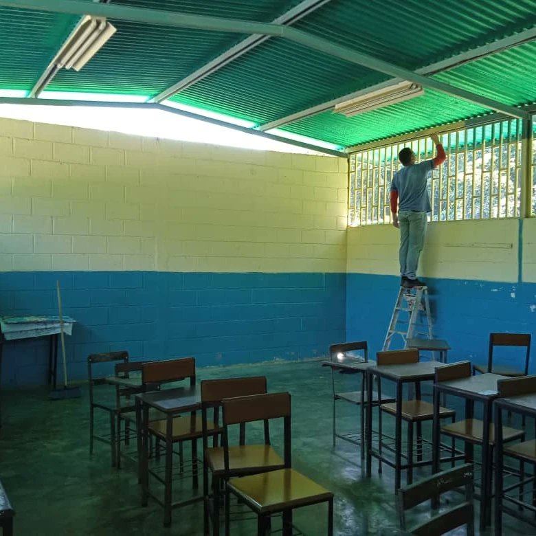 VillegasJobito's tweet photo. ASI está quedando, después de 15 años de no tocar pintura, la escuela de pecho salvaje, parroquia Uvencio Velasquez, gracias al presupuesto participativo, Escuela recuperada, por Alsucre y el gobierno comunitario de pecho salvaje,y el gobierno de guerra de la parroquia. https://t.co/mZxTE0cZ1n