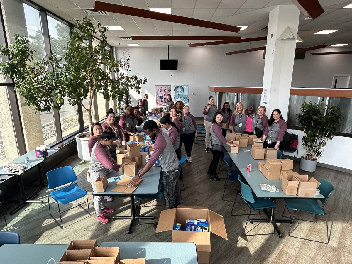 Pearson Corporate / Entreprise Pearson (@pearsoncomms) on Twitter photo Aujourd’hui, jour 2 de la #SemainedesPartenairesPearson, nous avons préparé avec <a href="/mabellearts/">Mabelle Arts</a> des produits abordables qui se conservent bien pour un marché local, et aidé <a href="/HelpAGirlOutNP/">Help A Girl Out Canada</a> à emballer des trousses d’hygiène personnelle pour les femmes dans le besoin. #PearsonRedonne Aujourd’hui, jour 2 de la #SemainedesPartenairesPearson, nous avons préparé avec <a href="/mabellearts/">Mabelle Arts</a> des produits abordables qui se conservent bien pour un marché local, et aidé <a href="/HelpAGirlOutNP/">Help A Girl Out Canada</a> à emballer des trousses d’hygiène personnelle pour les femmes dans le besoin. #PearsonRedonne