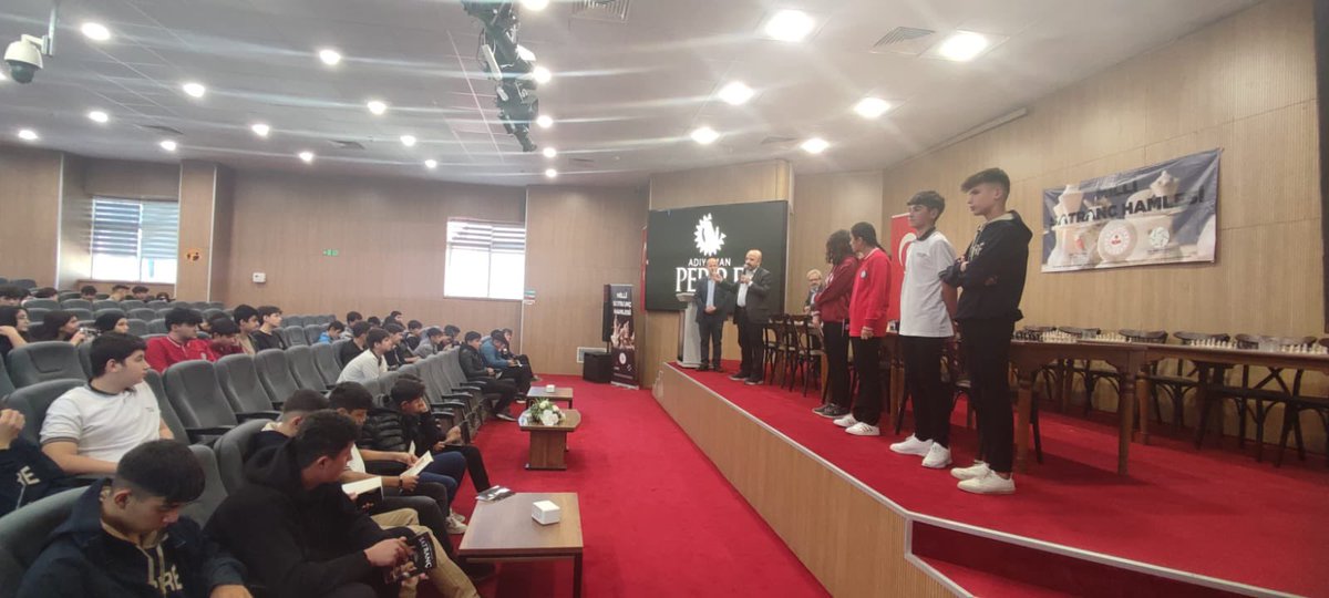 Milli Satranç Hamlesi projemiz kapsamında Adıyaman’da  lise öğrencileri “Satranç” belgeselini izleme, Servet Aydemir ve Feridun Öney’le sohbet etme ve toplu satranç maçı yapma imkanı bulduğu gibi, kendilerine özel olarak hazırlanan satranç kitabı ve satranç takımı hediye edildi.
