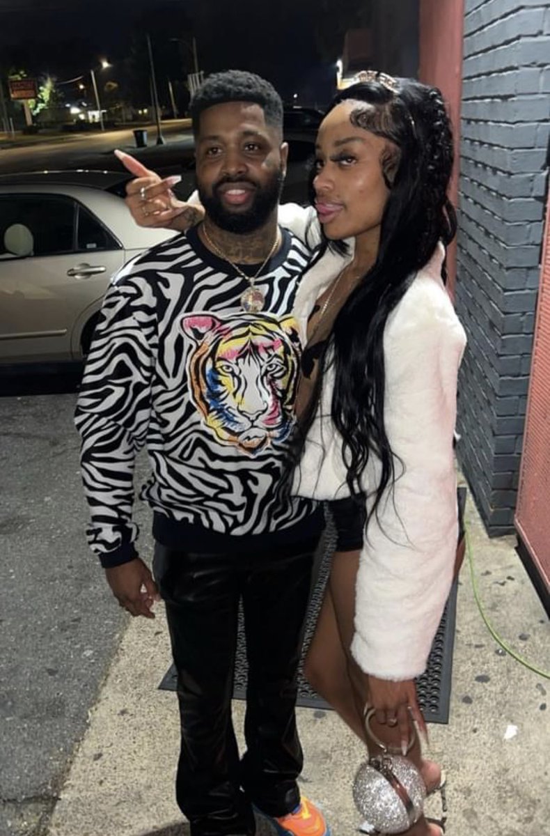 MrMrCommas's tweet photo. Poly life can’t get no better 🤳🏾👯‍♀️ https://t.co/9afe5lRrSX