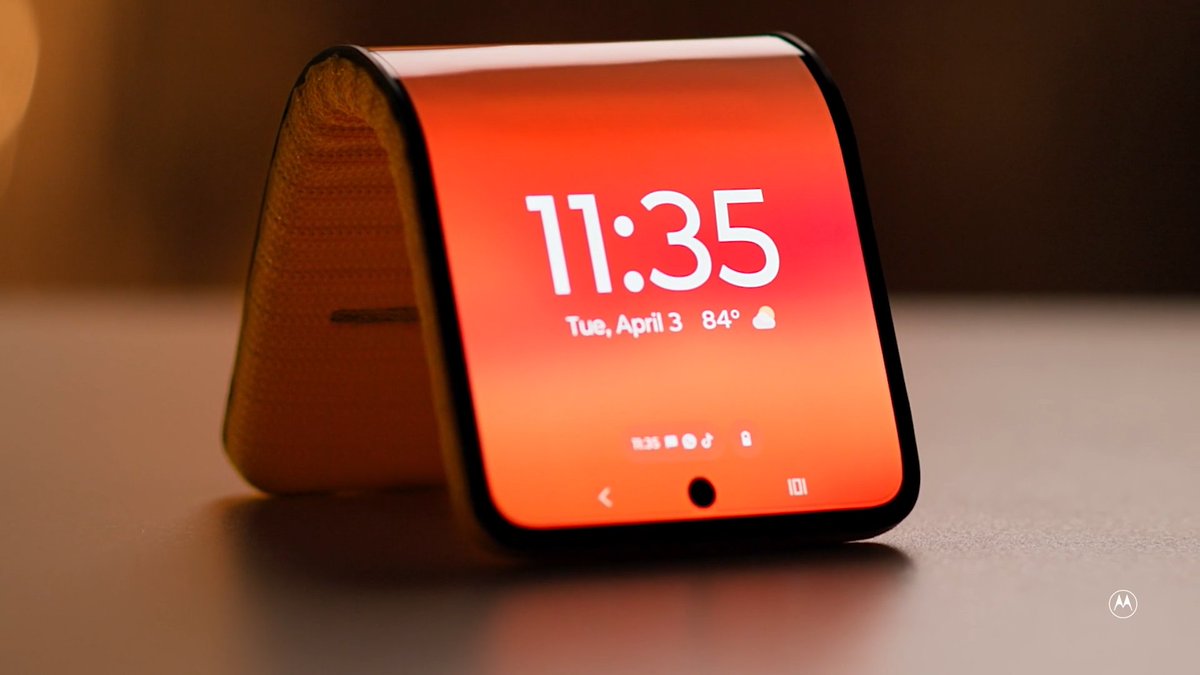 techdroider's tweet image. Motorola Flexible Smartphone 

This new Motorola Conceptual device uses a 6.9″ FHD+ pOLED display that can be bent and shaped into different forms depending on users’ needs.