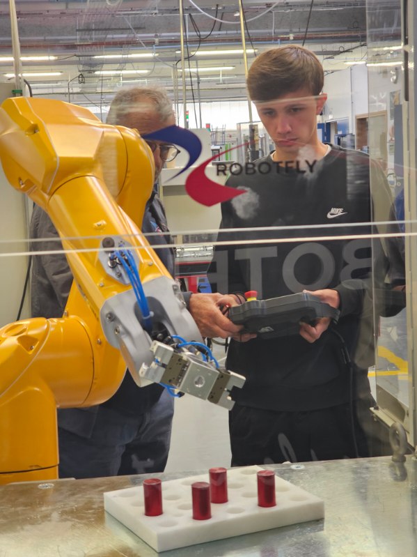 lyc_julesverne's tweet photo. Challenge #robotfly #staubli au lycée #Jules_Verne_Mondeville : 7 équipes de 2 élèves de bac pro MSPC et d'1 étudiant de BTS MS concourent pour la finale nationale. L iaison bac pro bts en action en maintenance indutrielle ! https://t.co/BkVroNwMp1