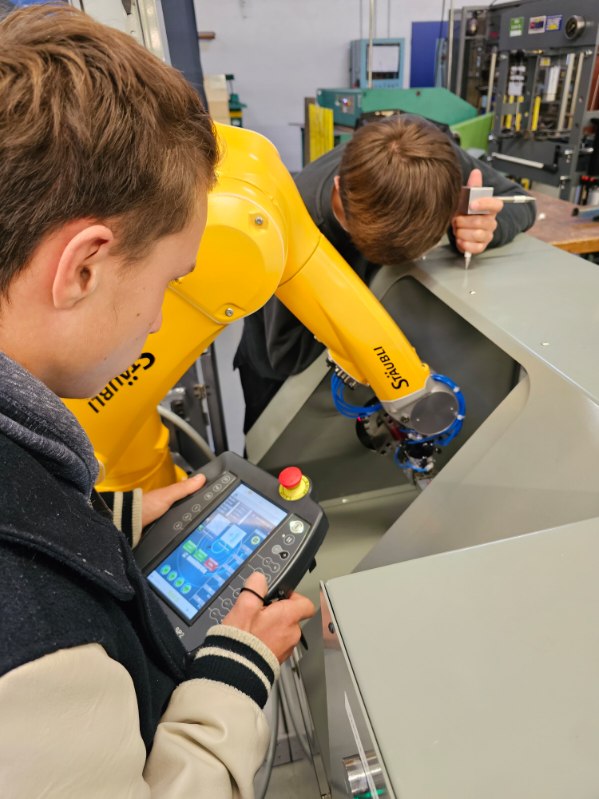 lyc_julesverne's tweet photo. Challenge #robotfly #staubli au lycée #Jules_Verne_Mondeville : 7 équipes de 2 élèves de bac pro MSPC et d'1 étudiant de BTS MS concourent pour la finale nationale. L iaison bac pro bts en action en maintenance indutrielle ! https://t.co/BkVroNwMp1