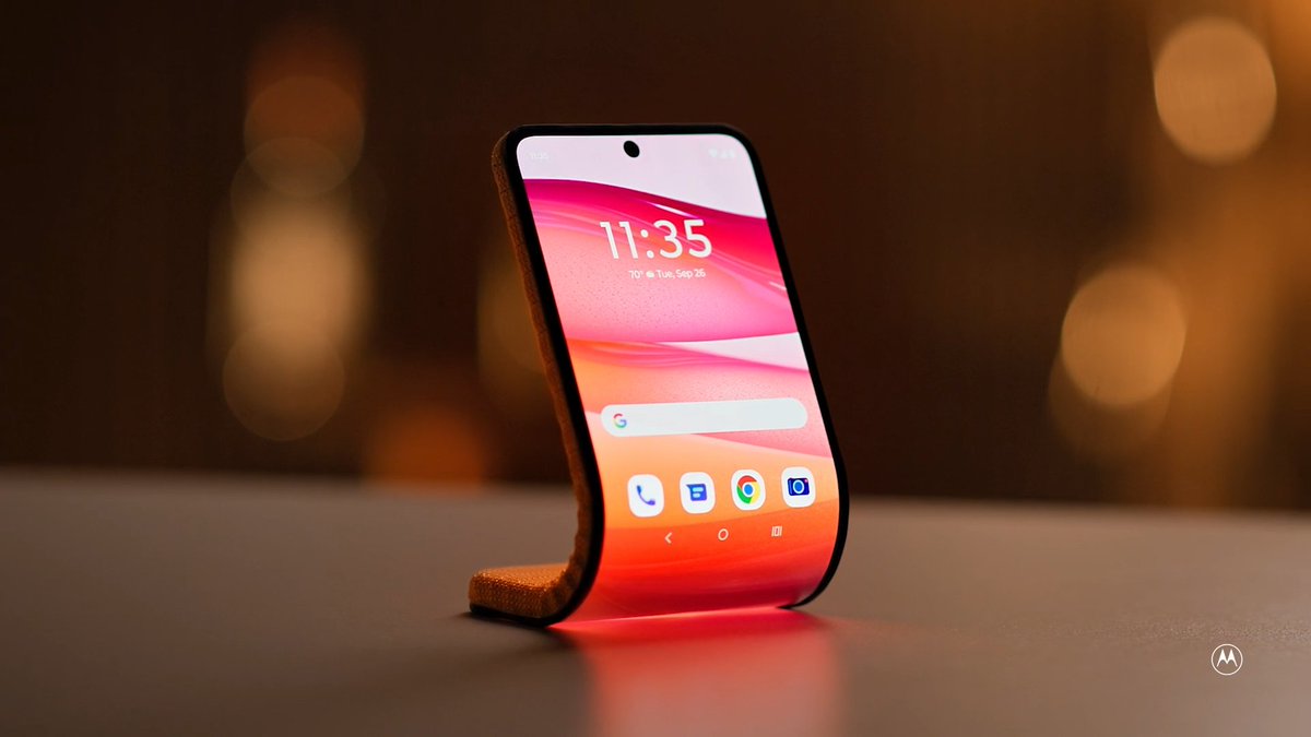 techdroider's tweet image. Motorola Flexible Smartphone 

This new Motorola Conceptual device uses a 6.9″ FHD+ pOLED display that can be bent and shaped into different forms depending on users’ needs.