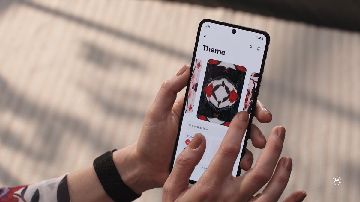 techdroider's tweet image. Motorola Flexible Smartphone 

This new Motorola Conceptual device uses a 6.9″ FHD+ pOLED display that can be bent and shaped into different forms depending on users’ needs.