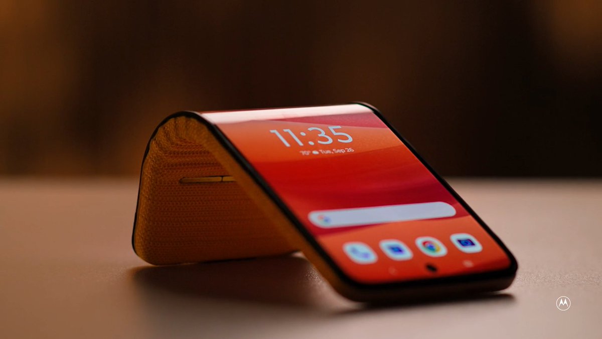 techdroider's tweet image. Motorola Flexible Smartphone 

This new Motorola Conceptual device uses a 6.9″ FHD+ pOLED display that can be bent and shaped into different forms depending on users’ needs.