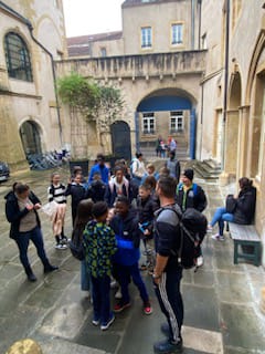 clgVautrinLud's tweet photo. #Ecoleouverte à @clgVautrinLud à destination des #élèvesde6emes: révisions des fondamentaux, atelier sur gestion des émotions et expression corporelle.
#jeudepiste pour découvrir Metz, visite du #FRAC.
Bravo aux #equipes mobilisées pour accompagner nos jeunes élèves. https://t.co/GNxE1GSPvQ