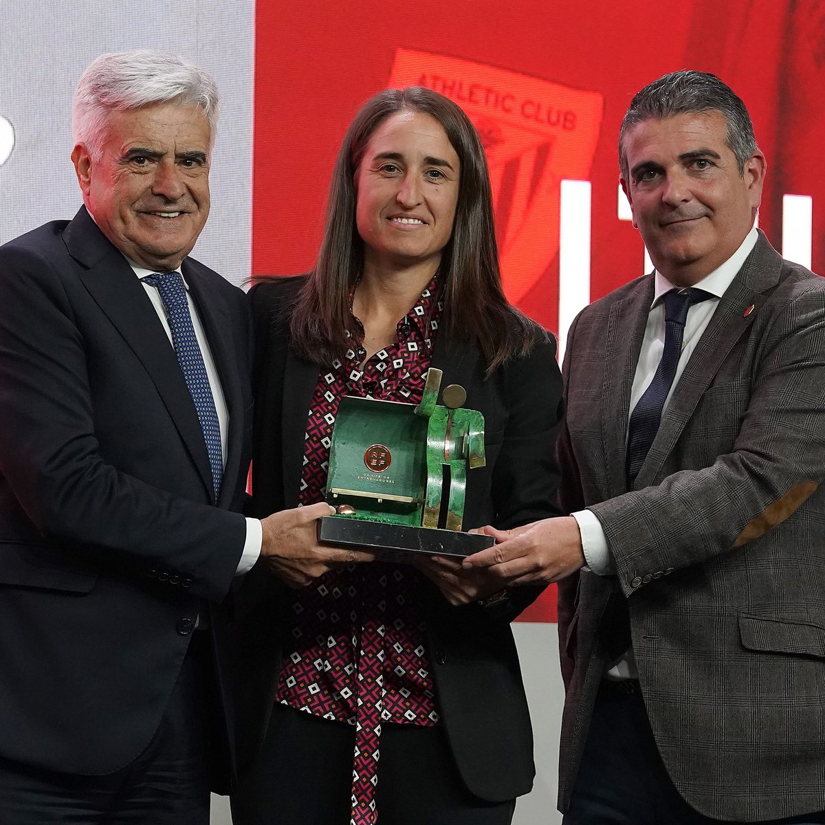 AthleticClubFem's tweet photo. 👏 @IraiaIturregi, premiada en la X edición de los Premios Ramón Cobo.

Este galardón reconoce los resultados deportivos de la temporada 2022-23, unidos al espíritu de la ejemplaridad, comportamiento, respeto y deportividad.

🏆 Merezitako saria. Zorionak!

#AthleticClubFem 🦁 https://t.co/gVUttkjAUE