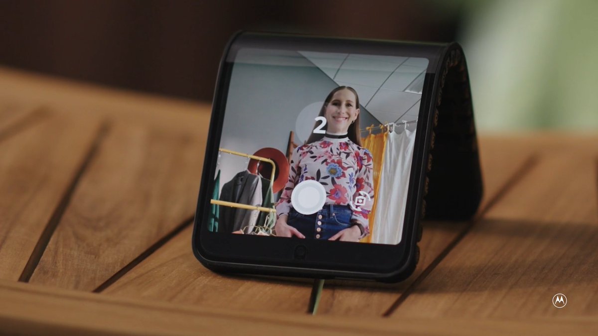 techdroider's tweet image. Motorola's AI tool matches your phone's style with your outfit. Snap a pic of your outfit, and it creates custom wallpapers to match your style.