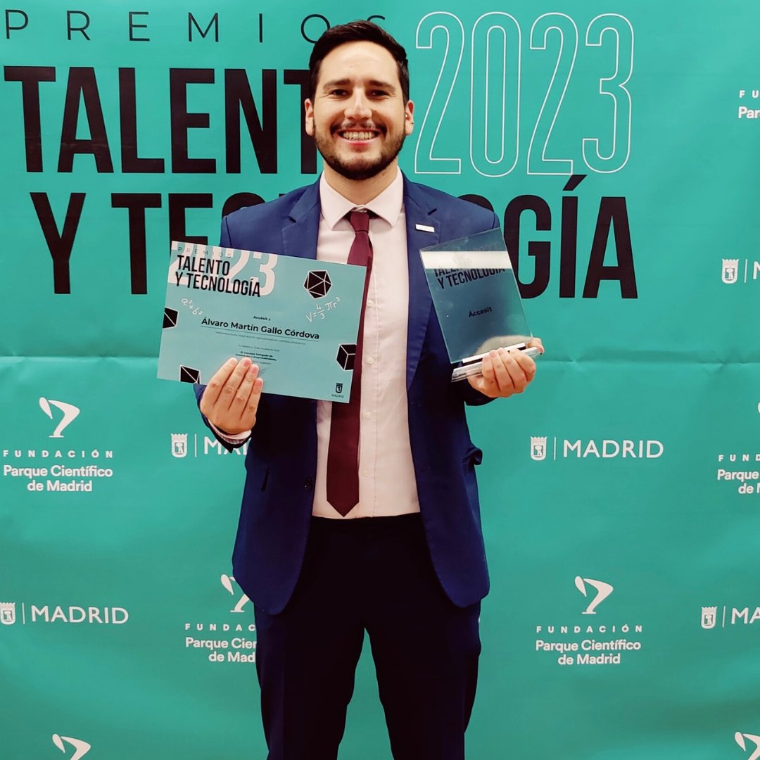 Nanomed_CSIC's tweet photo. Álvaro Gallo, investigador postdoctoral de @MaMBIOGroup del @icmm_csic, gana el accésit de los Premios #TalentoyTecnología 2023 @Madrid

Más información ➡️  https://t.co/t0l0yDBBSl

#ConexionesCSIC #Nanomedicina #red #hub https://t.co/mRlLibITi8