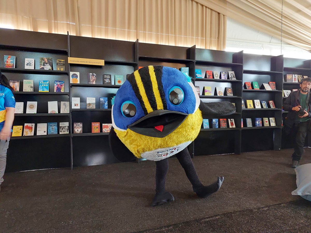 ¡Ayer fue la inauguración del Pabellón Cultural de Santiago 2023!😍

📚Múltiples libros de socios de la CLL están a disposición del público de #Santiago2023 en este espacio cultural del Estadio Nacional.

¡Dale RT para que tod@s se enteren!
