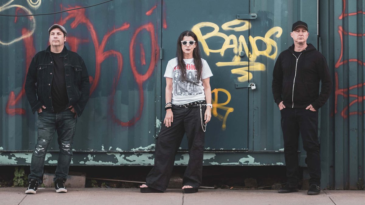 shamelessbuzz's tweet image. The #90s vibes of #ONband @onbandoffical meet the 90s #CanRock chronicling of @RaveDrool as Lucy Di Santo and @FallStephen from the Toronto-birthed #grunge #collegerock act discuss getting signed, opening for Snow and NIN (!) and more ~ tinyurl.com/on-rave-drool @_TeamBlogger