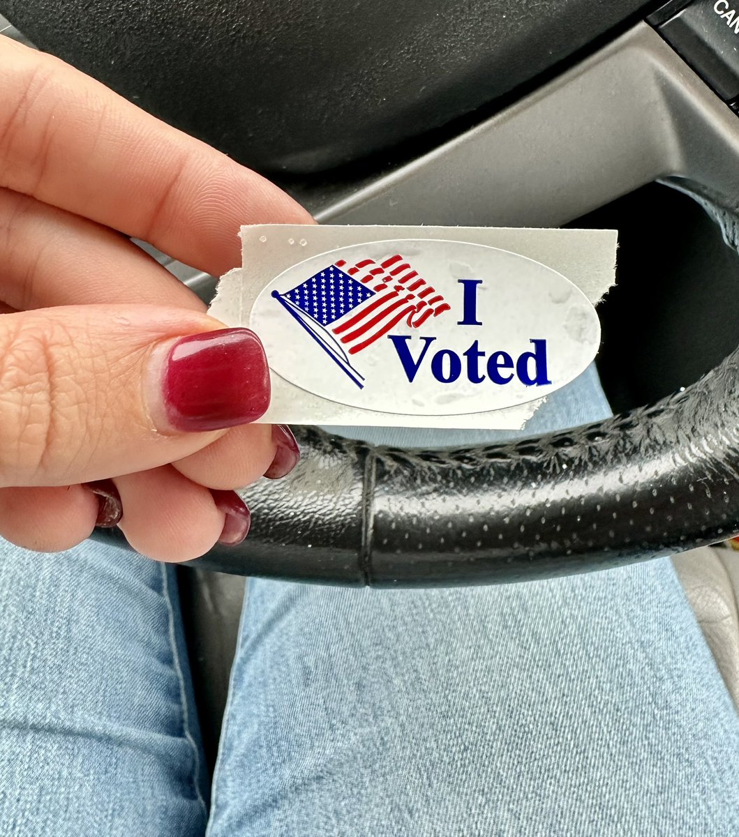 Rain didn’t stop me from voting today! Support public education!!Support @LewisvilleISD @TanParkerTX @Bumgarner4HD63 #BeTheOneWhoVOTEs