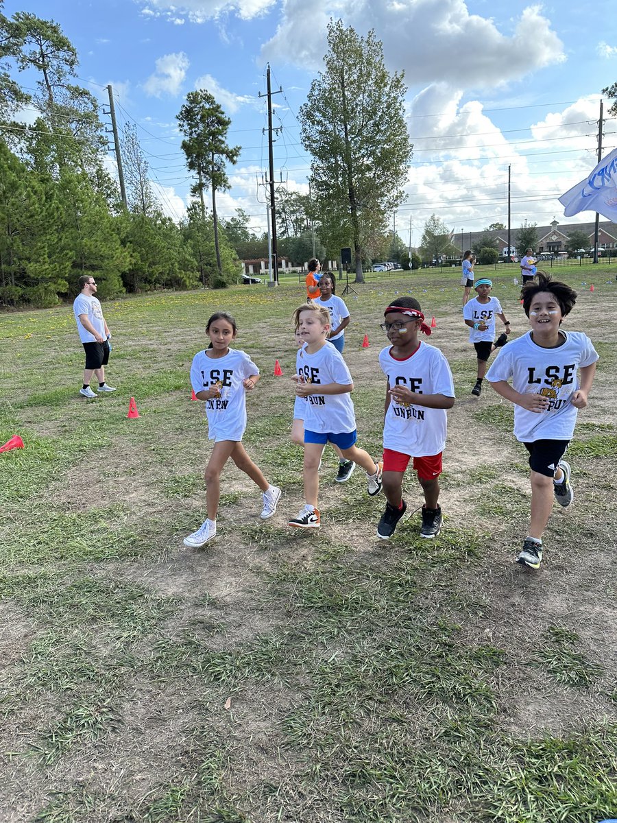 MsKSantangelo's tweet photo. Santangelo Squad (Boosterthon Version)!  #Santangelosquad #wearelakeshore @HumbleISD_LSE https://t.co/DBKLRpDzuI