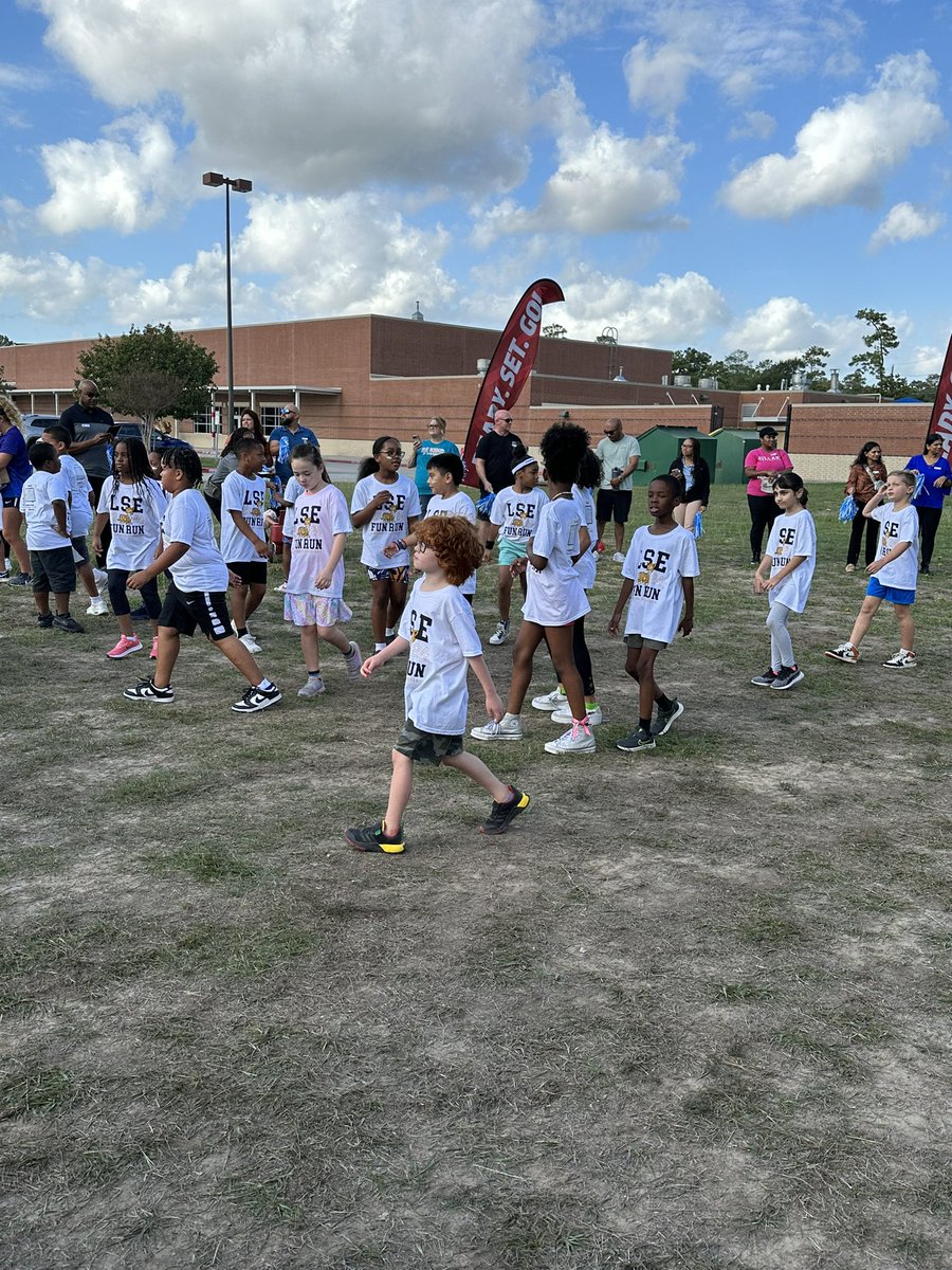 MsKSantangelo's tweet photo. Santangelo Squad (Boosterthon Version)!  #Santangelosquad #wearelakeshore @HumbleISD_LSE https://t.co/DBKLRpDzuI
