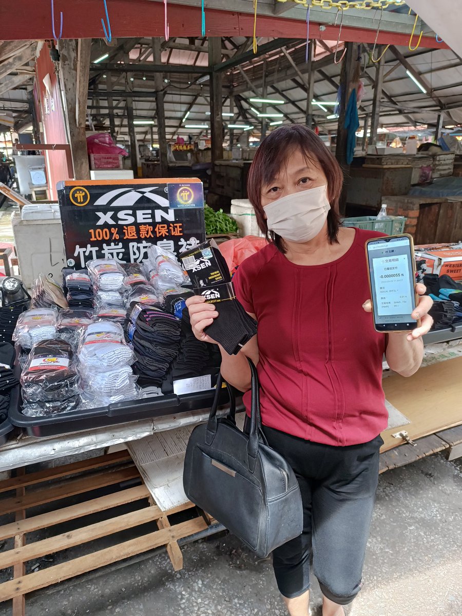 pinetworkmember's tweet image. 📢Pioneers, be proud of your contribution to #PiNetwork

📌 Wanliwang market in Ipoh, Malaysia
🧦 Pair of socks for .0000055 Pi

🎉This is amazing and Pioneers are doing fantastic to contribute to the mission and vision of #PiNetwork 

#pinetworknews #picoin #pioneers