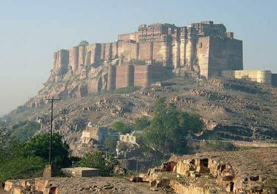 Hayber kalelerine sığınan yahudiler yiyecek ve içecek stokları ile Peygamber Efendimizin gitmesini bekliyordu
Hayber kaleleri sağlam, yüksek bir yerdeydi
Ok atsan sana geri dönüyordu
Taş atsan yetişmiyordu
Bağırsan sesin yetişmezdi
Hayber yıkılmıyordu.
Hayber fethedilmiyordu.
+++