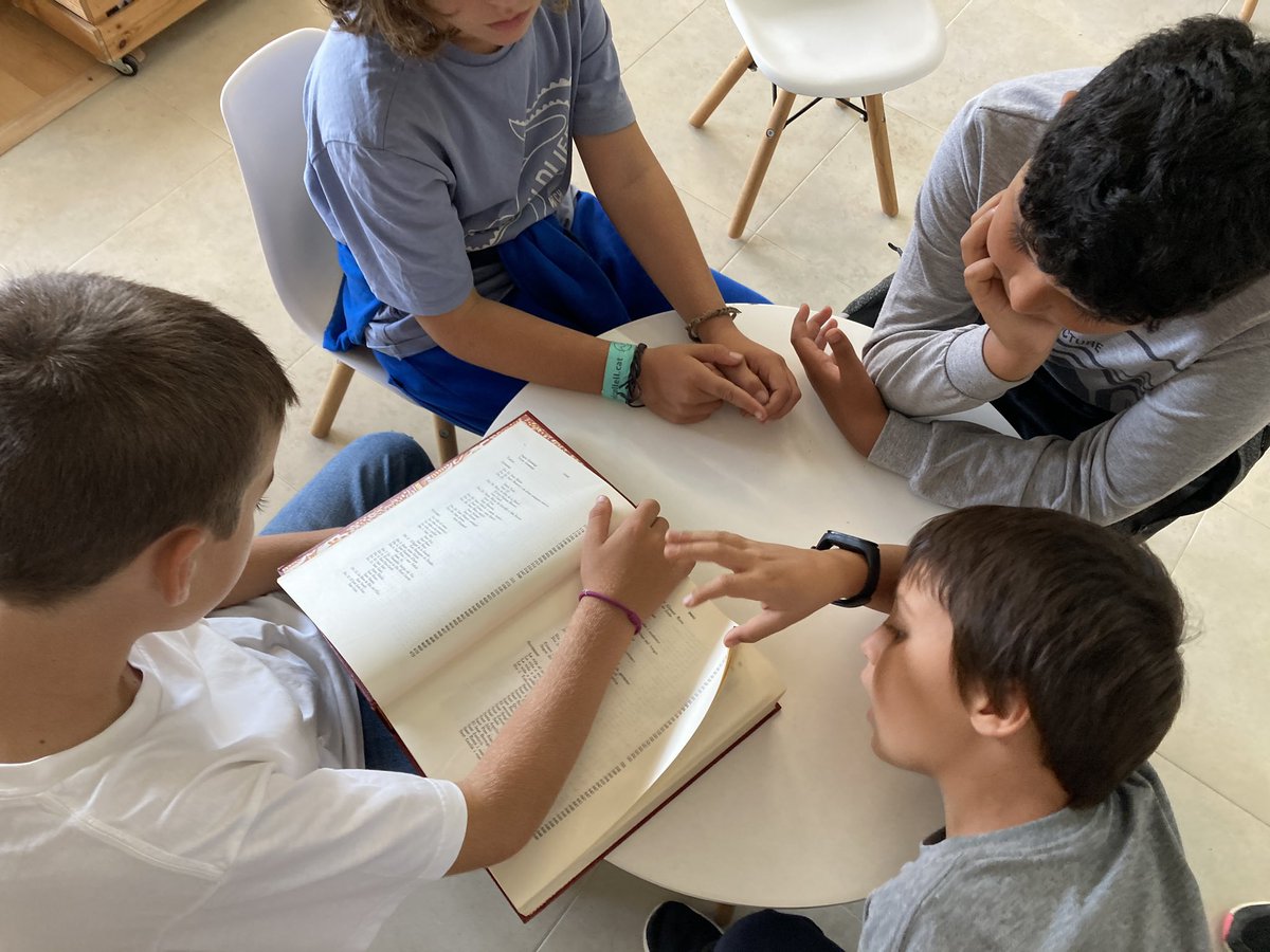 Escola Samuntada (@escolasamuntada) on Twitter photo En el Dia internacional de les Biblioteques parlem de Joan Amades i de la tasca ingent a què va dedicar la seva vida.
Per grups observem els 5 volums del Costumari català, on hi trobem tradicions, balls, cançons, dites… propis de la cultura catalana.
#vullBE
<a href="/bibbotogrup/">Bib Botó COBDC</a> En el Dia internacional de les Biblioteques parlem de Joan Amades i de la tasca ingent a què va dedicar la seva vida.
Per grups observem els 5 volums del Costumari català, on hi trobem tradicions, balls, cançons, dites… propis de la cultura catalana.
#vullBE
<a href="/bibbotogrup/">Bib Botó COBDC</a>