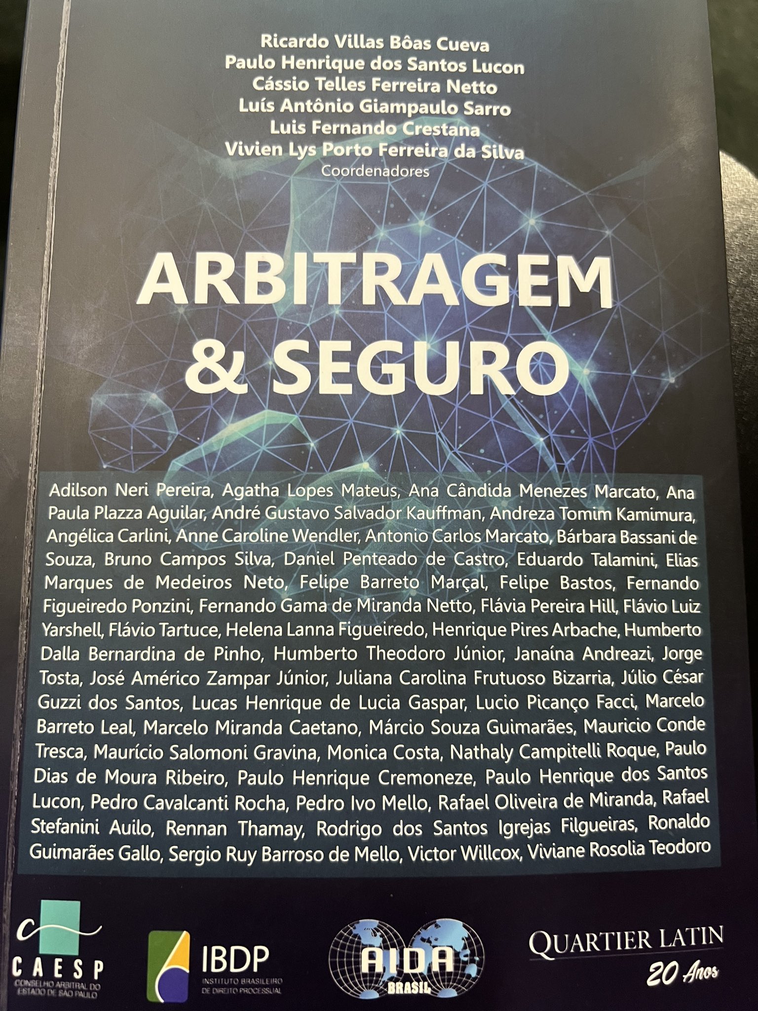 Conhecer Seguros e Editora Roncarati lançam livro sobre Seguros de