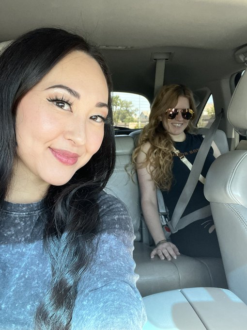 Headed off to shoot for the day! Stay tuned 😘😘 @missvelvets https://t.co/vI27l7SbSB