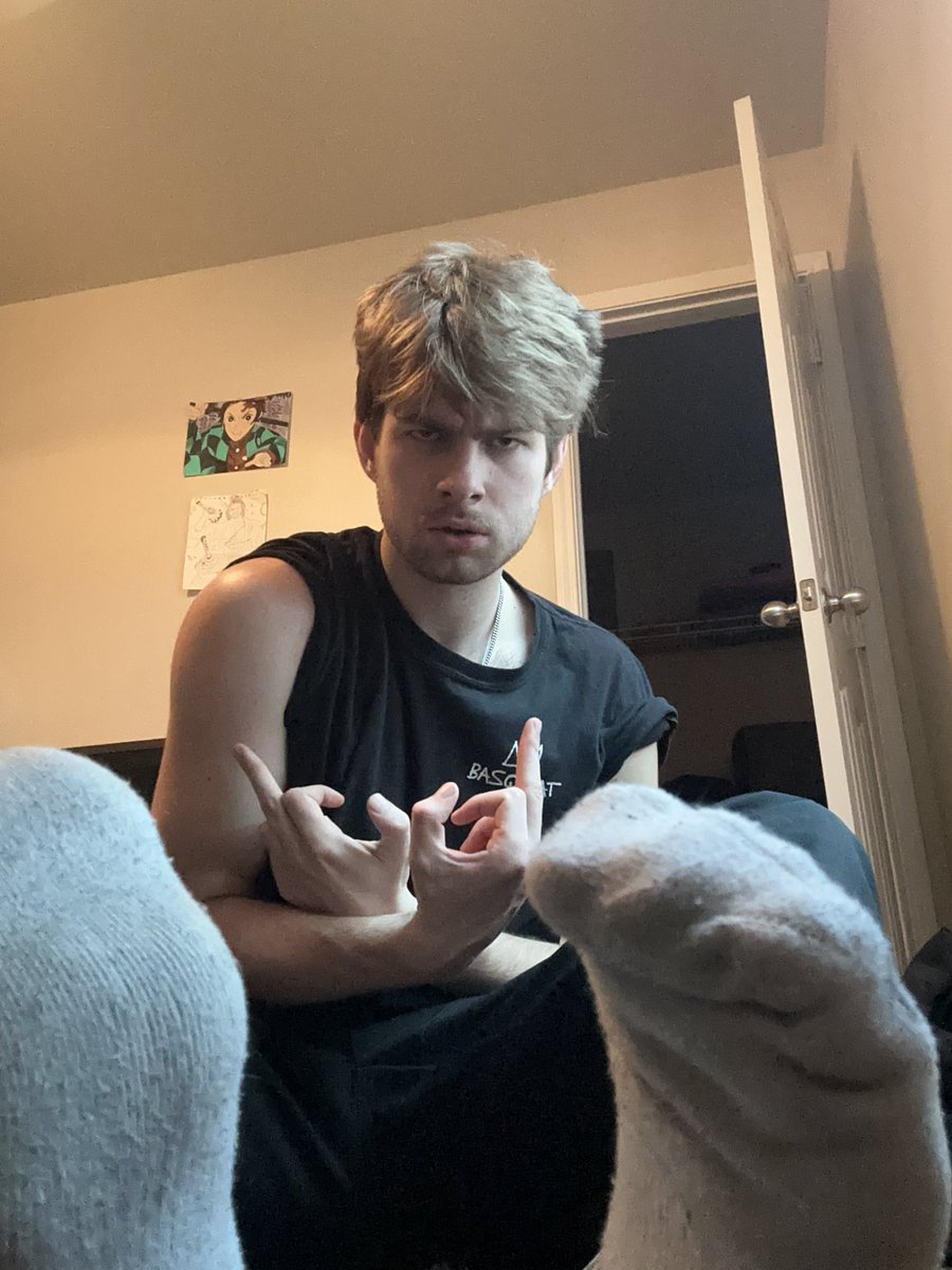 MasterQuid00's tweet photo. Time to worship these masculine feet. Get in my Dms now piggies. #feet #findom https://t.co/WAtrGcxHwe