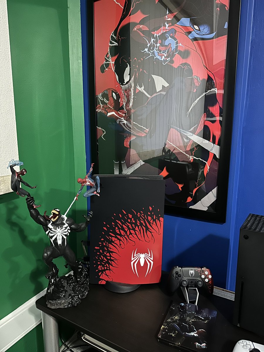 ryanpuri21's tweet image. Huge thanks to @EvanFilarca for this limited edition poster! Along with my 19 inches of venom this has made the Spidey setup complete! #spideysquad #SpiderMan2PS5