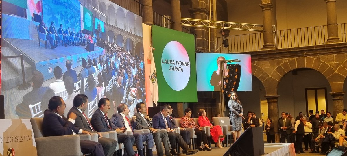 La diputada <a href="/Lauzama1/">Laura Zapata</a>, Presidenta de la Comisión de Migracion y Asuntos Internacionales, ha defendiendo a las y los migrantes. 👪
Presentando más de #30iniciativas y 16 puntos de acuerdo. Lo cual la coloca como una de las diputadas con mayor efectividad.