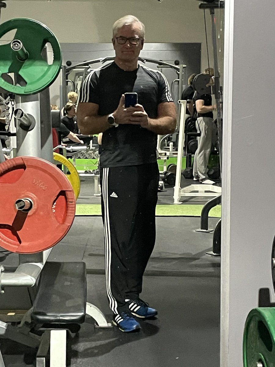 ArtoNatkynmaki's tweet photo. #Gym’illä tänään alapainoilla kuuden tonnin #penkkipunnerrus’ohjelma. #lemppari https://t.co/6Ko6sKkbIq