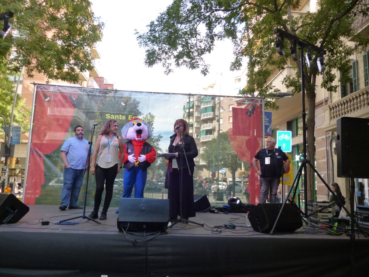 sants3radio's tweet photo. El carrer de Sants s'omple de gom a gom per celebrar la 4a edició de la fira #Tradicat. Al #SantsMontjuïcAlDia escoltem reportatge amb la @OlgaNM7 que va entrevistar als organitzadors del @CarrerdSants.
🎧Audio👉https://t.co/ua0FTZyWec
📰Notícia 📸Fotos👉https://t.co/cjuOKToRyZ https://t.co/KXng7NrfIp