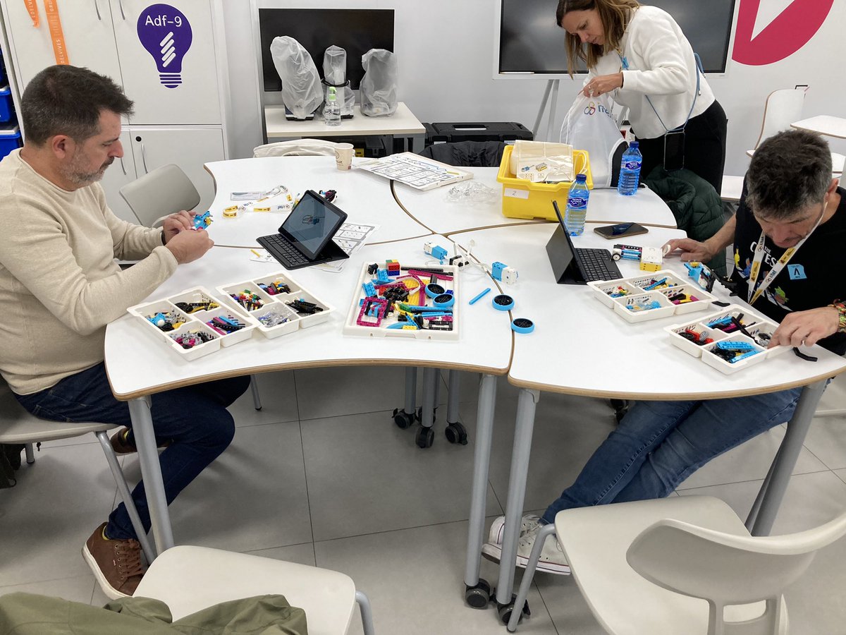 Repetimos curso en el #AdF_INTEF Disfrutando y aprendiendo #robotica #aprendizajeactivo Un lujo contar con profes tan motivados. Mañana último día, pero nos llevamos la maleta llena de experiencias. <a href="/educaINTEF/">Educación INTEF</a> <a href="/CodeWeekEU/">EU Code Week</a> <a href="/fcl_euschoolnet/">Future Classroom Lab by European Schoolnet</a> <a href="/eu_schoolnet/">European Schoolnet</a> #SomosCodeEU